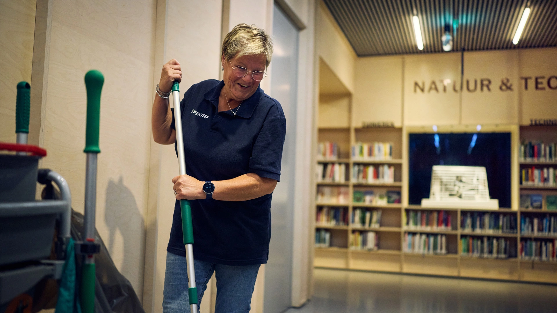 Schoonmaker van Effektief aan het werk op locatie