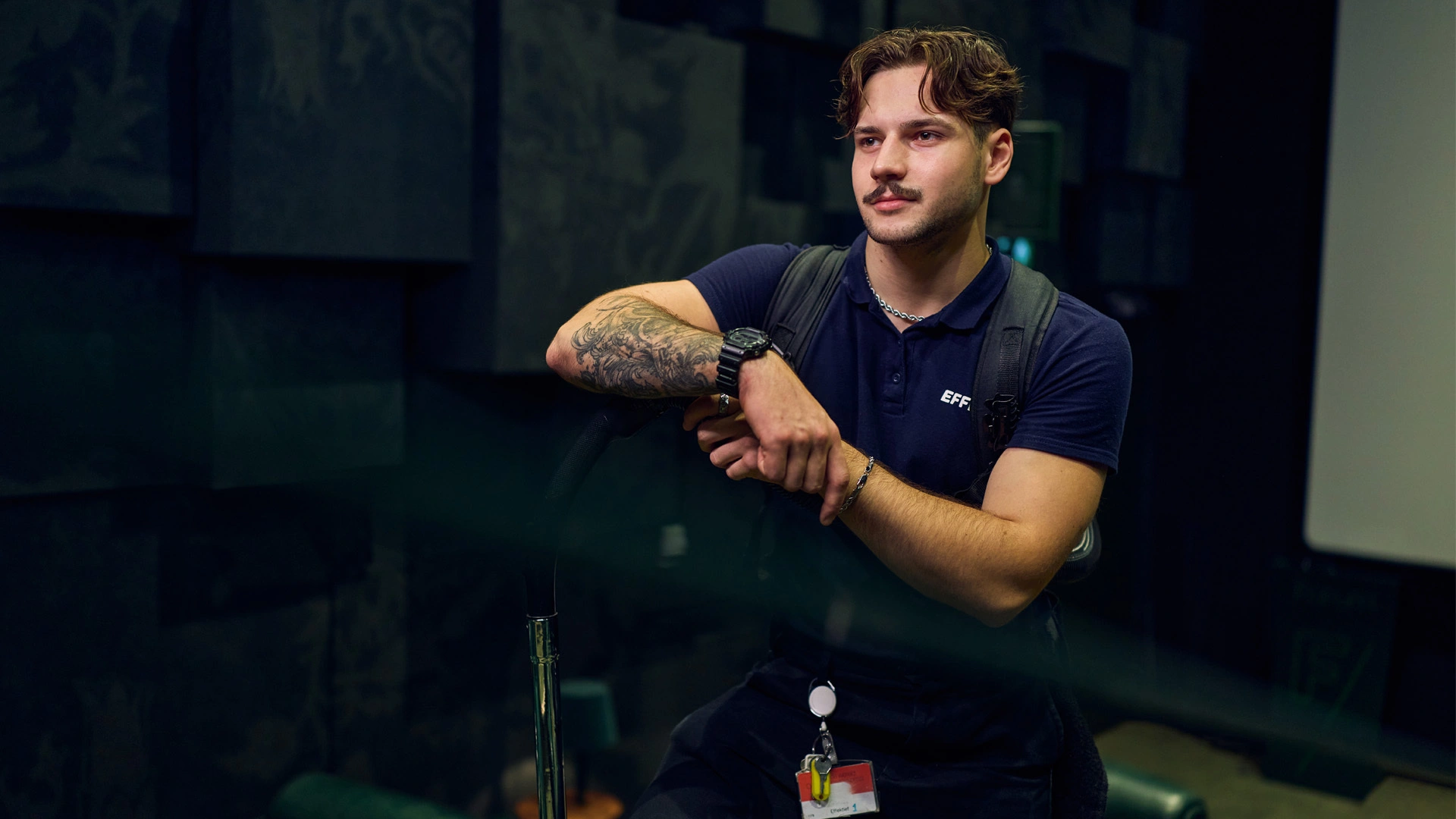 Schoonmaakmedewerker van Effektief aan het werk in een evenementen locatie