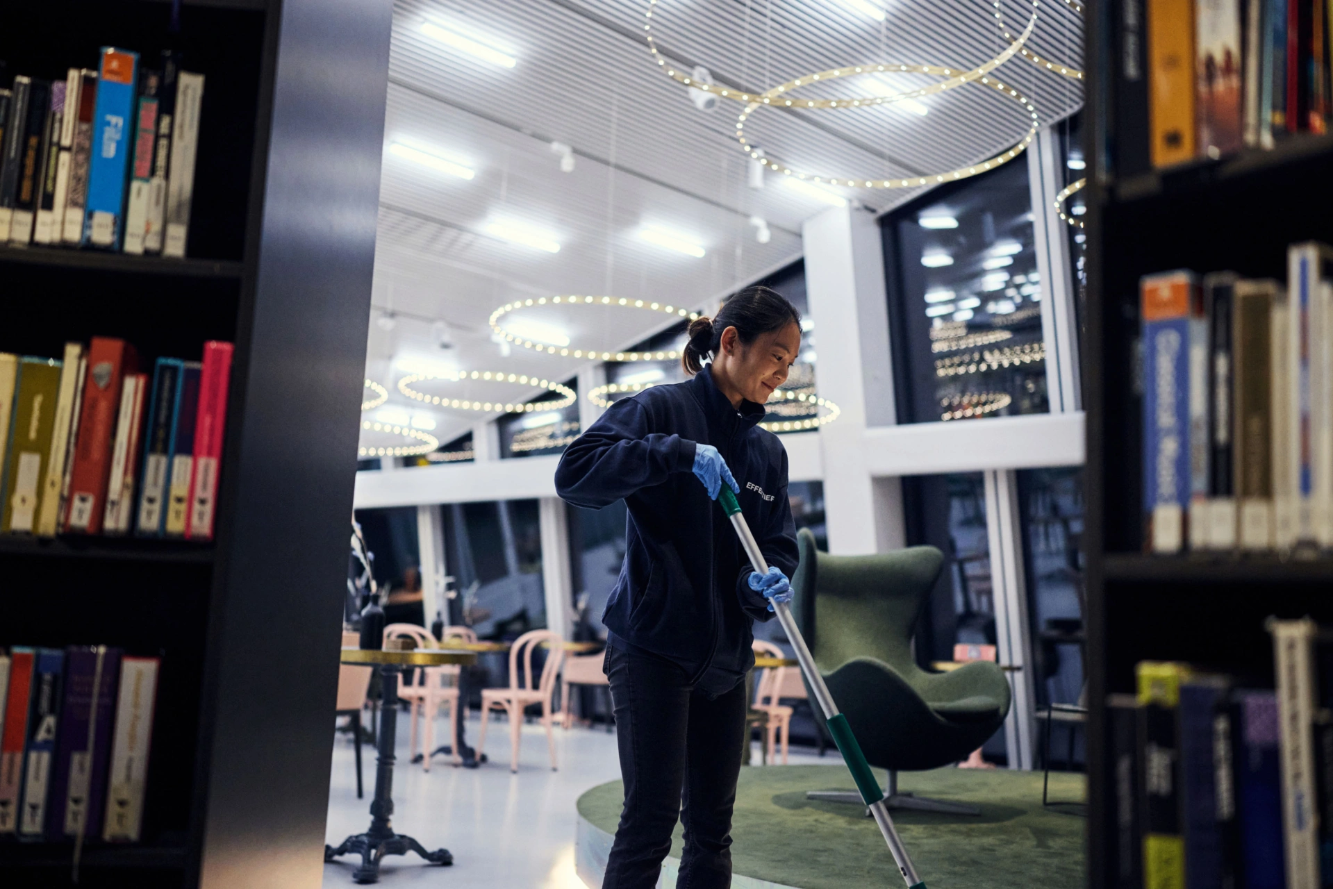 Schoonmaker van Effektief werkzaam in publieksruimte
