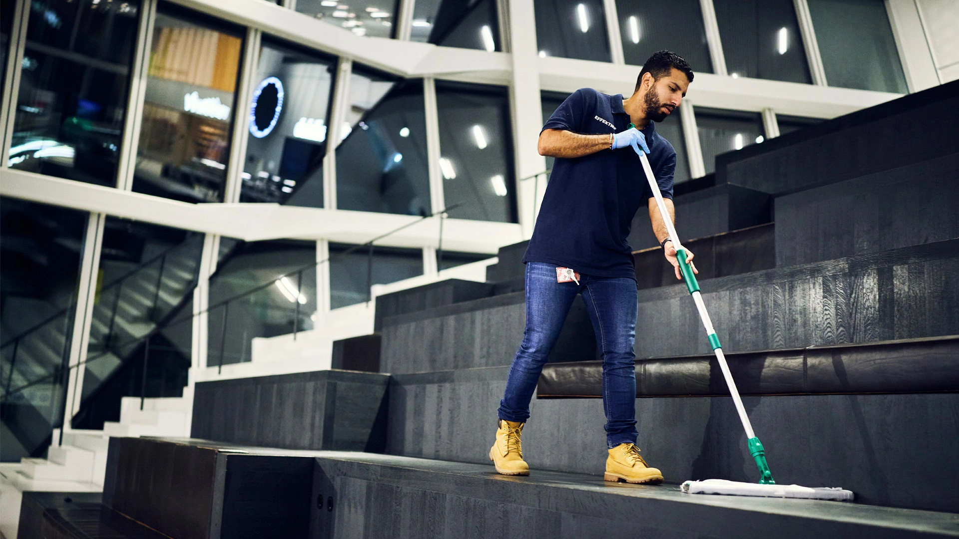 Schoonmaakmedewerker maakt een cultuur- en evenementen locatie schoon