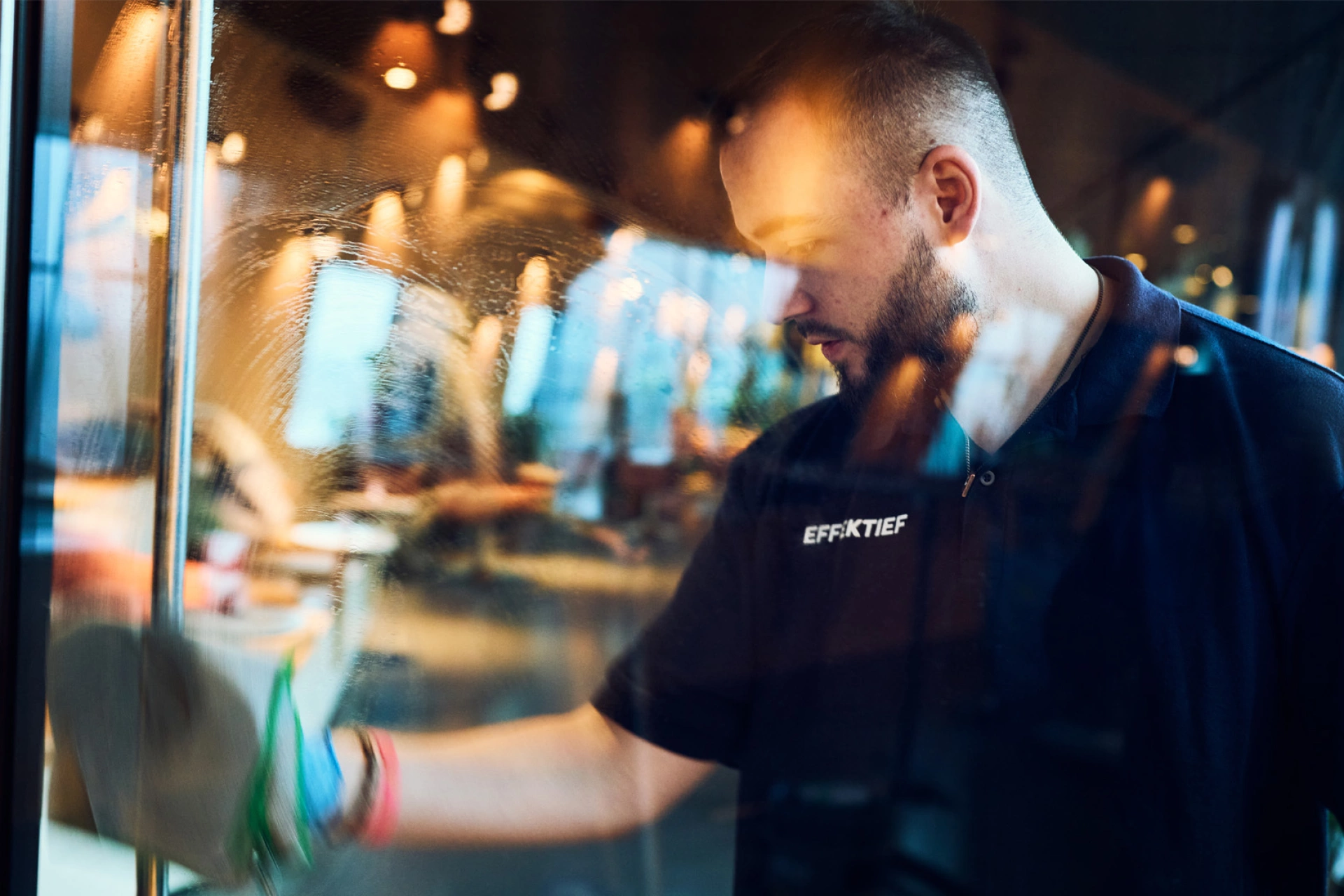 Medewerker van Effektief, schoonmaakbedrijf Groningen, aan het werk tijdens professionele schoonmaak