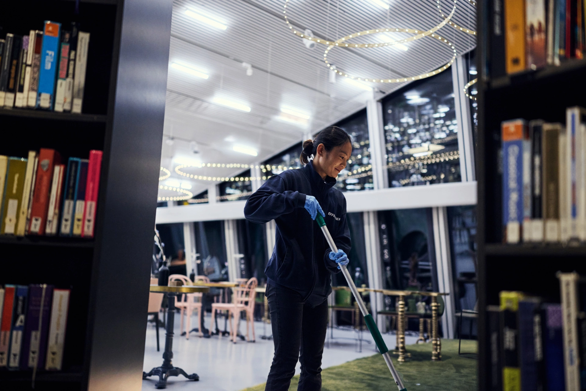 Schoonmaker van Effektief aan het werk tijdens professionele schoonmaakwerkzaamheden