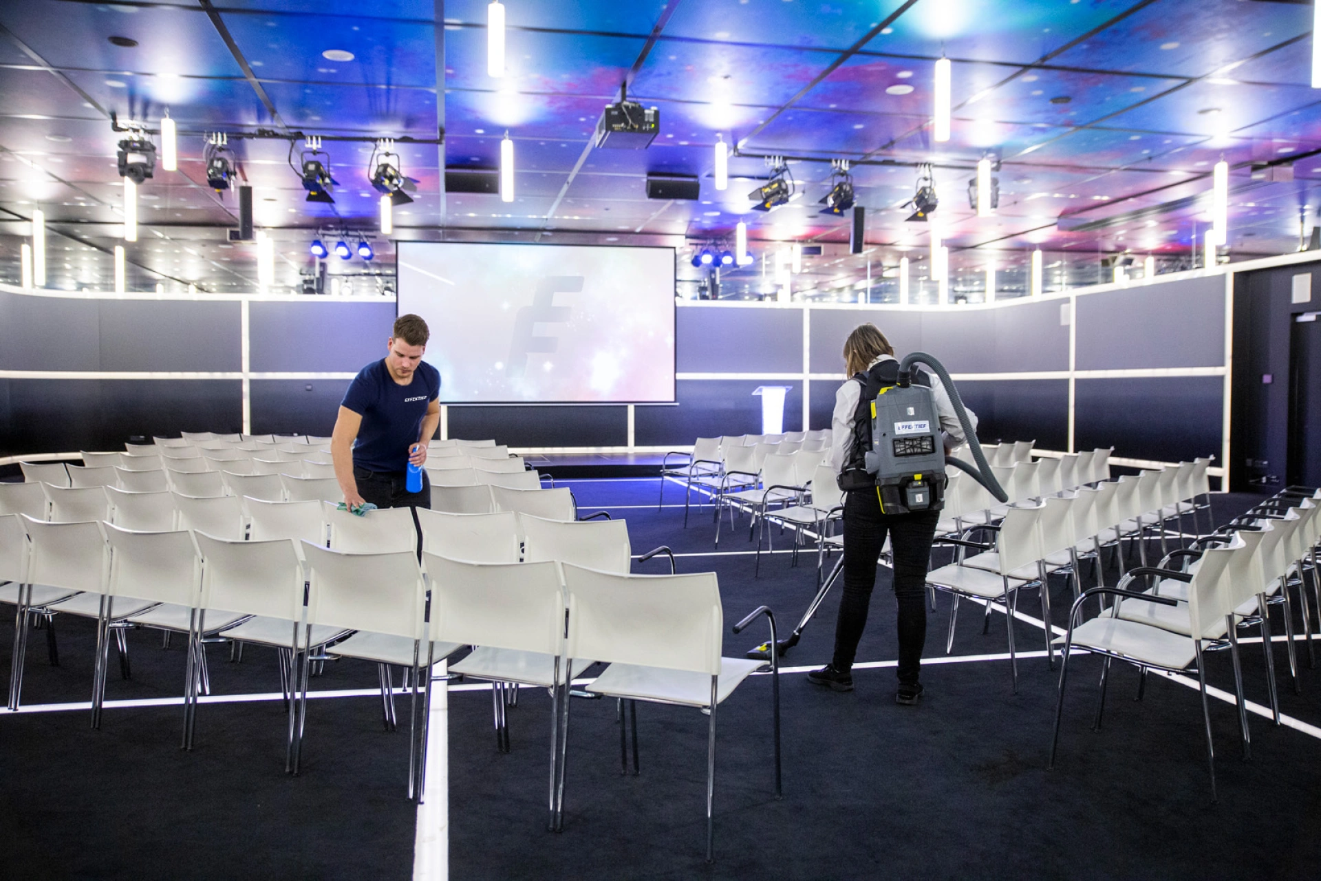 Schoonmaakmedewerkers verzorgen professionele evenementenschoonmaak