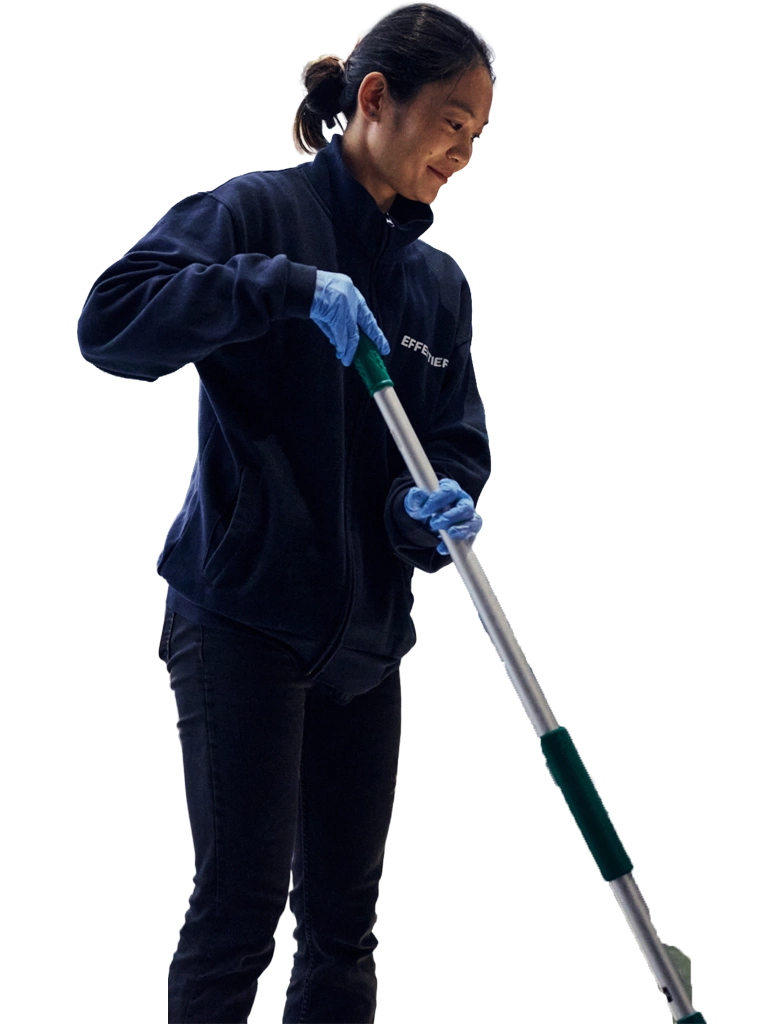 Medewerker van Effektief verzorgt schoonmaak op locatie