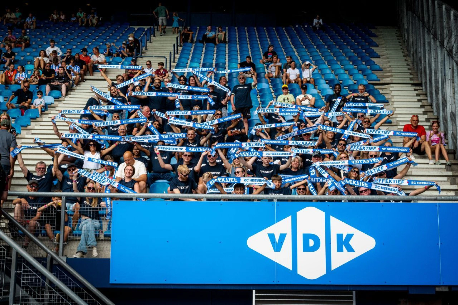 Collega's van Effektief op de tribune in het Abe Lenstra Stadion tijdens de eerste wedstrijd als hoofdsponsor van sc Heerenveen