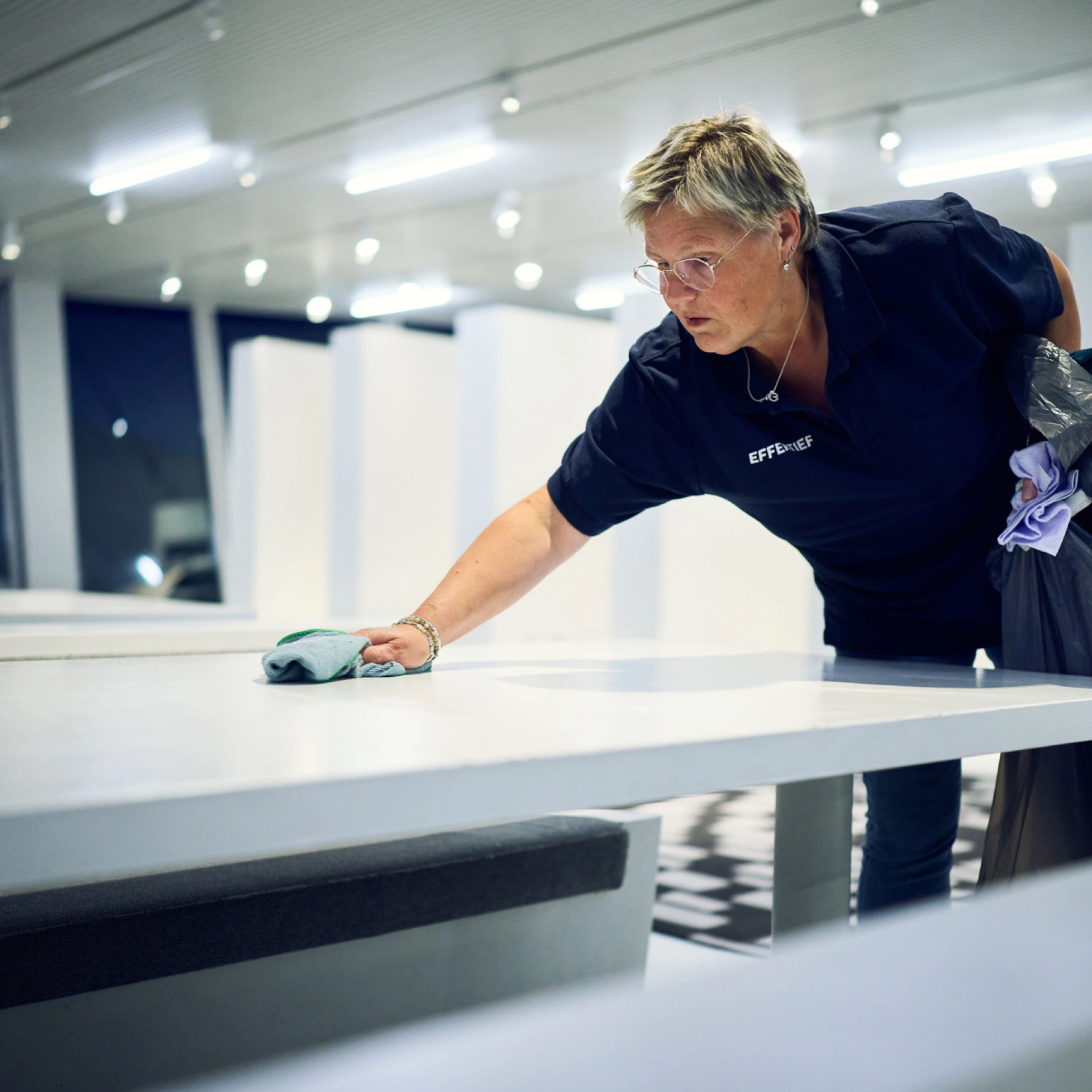 Schoonmaakprofessional van Effektief tijdens dagelijkse schoonmaakwerkzaamheden